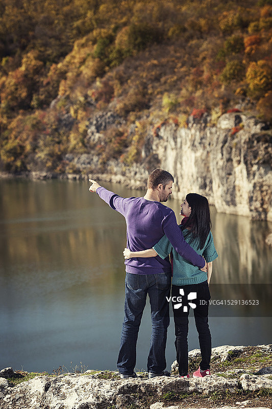 幸福的年轻夫妇站在悬崖边图片素材