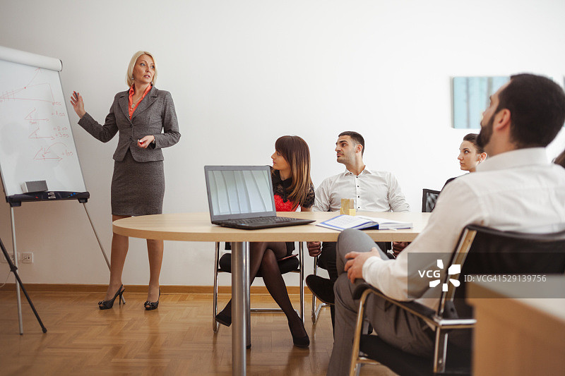 办公室工作人员参加研讨会听讲师讲座图片素材