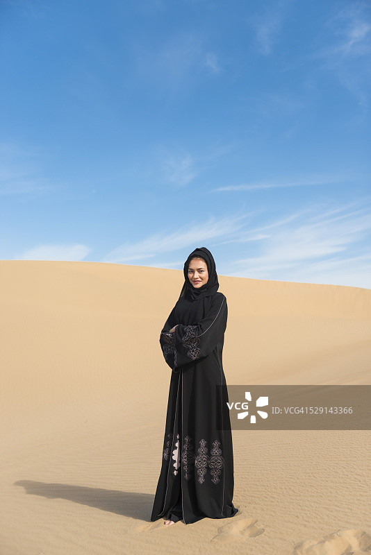 沙漠中的阿拉伯女人肖像图片素材