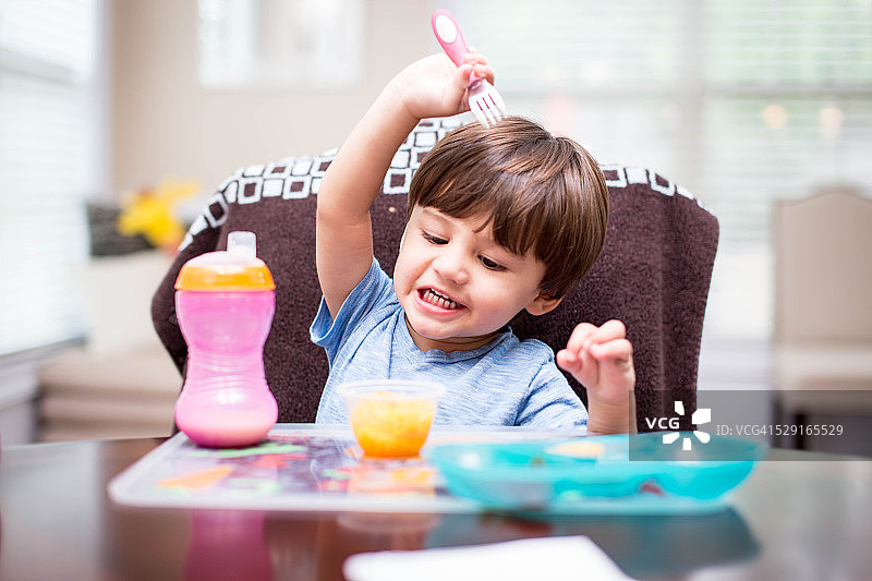 幼儿晚餐时光图片素材