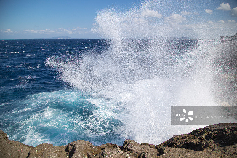 海浪冲击岩壁图片素材