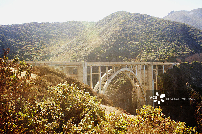 夏日阳光下的比克斯比大桥图片素材