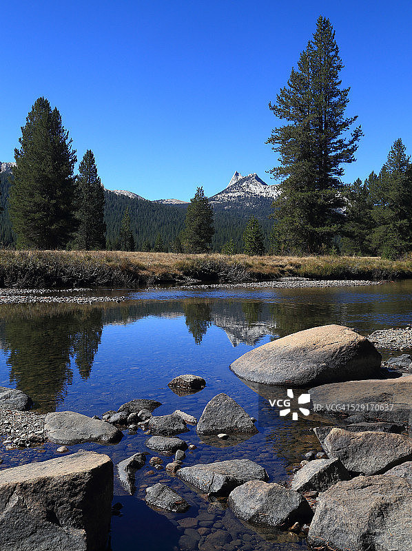 大教堂峰和图奥勒米河图片素材