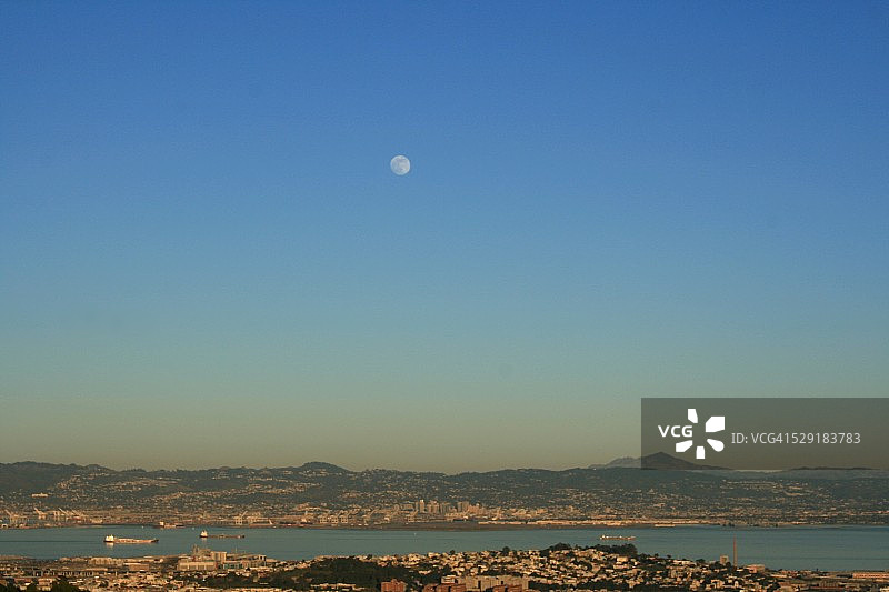 眺望迪亚布罗山的满月图片素材
