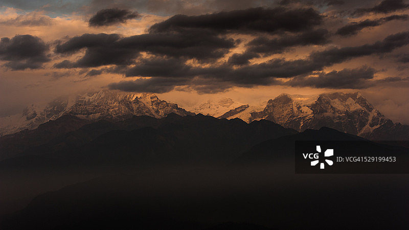 日落前的安娜普尔纳峰图片素材