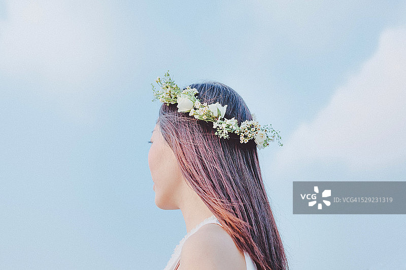 戴着白色花环的漂亮女人图片素材