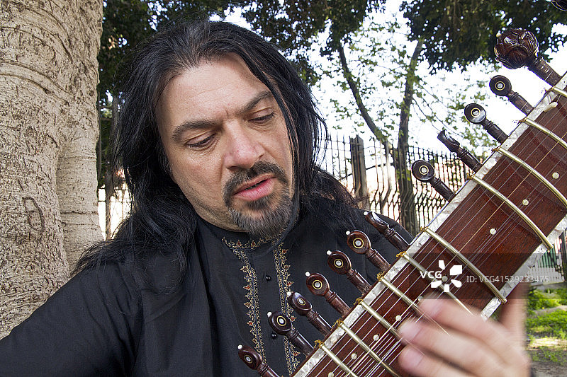 弹西塔琴的男人图片素材