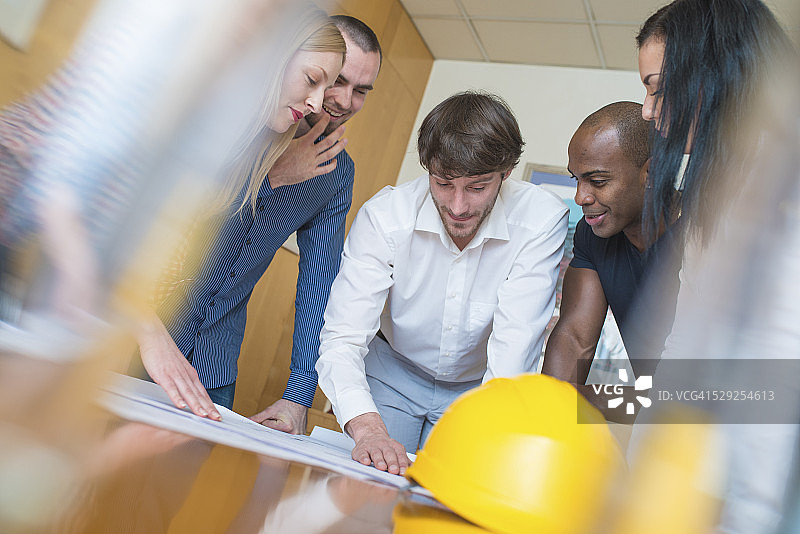 建筑师与客户一同查看蓝图图片素材