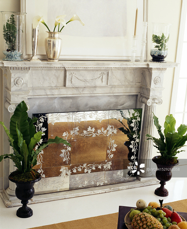 装饰优雅瓮罐的壁炉图片素材