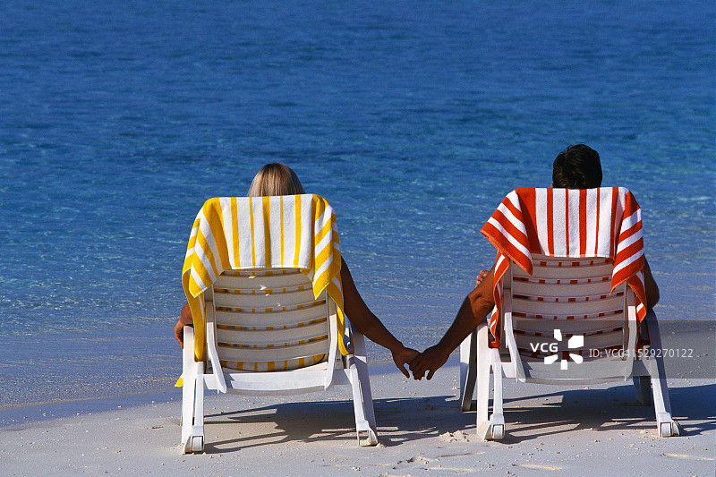 情侣在海滩手牵手图片素材