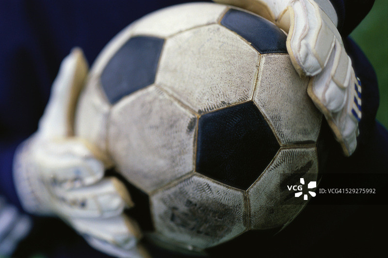 守门员双手抱着足球图片素材