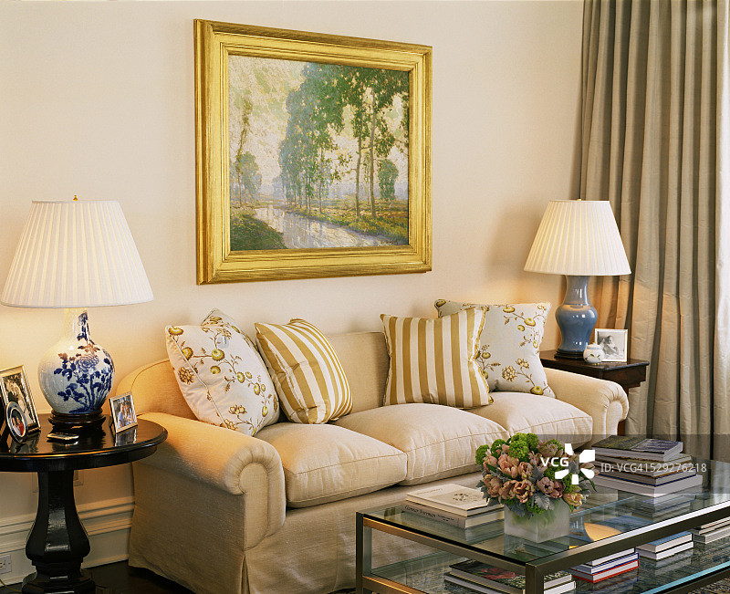 带传统沙发的金属玻璃咖啡桌图片素材