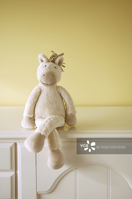 梳妆台上的毛绒玩具马图片素材