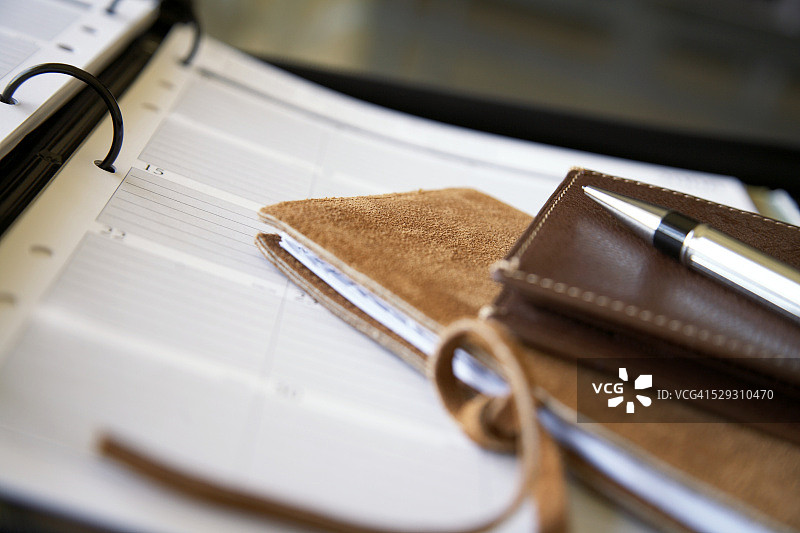 预约本上的钱包、地址簿和笔图片素材