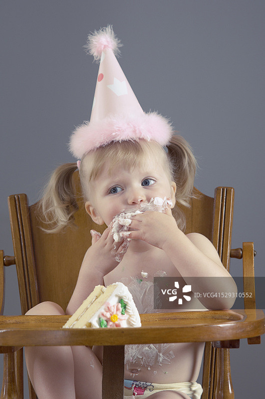小女孩吃生日蛋糕图片素材