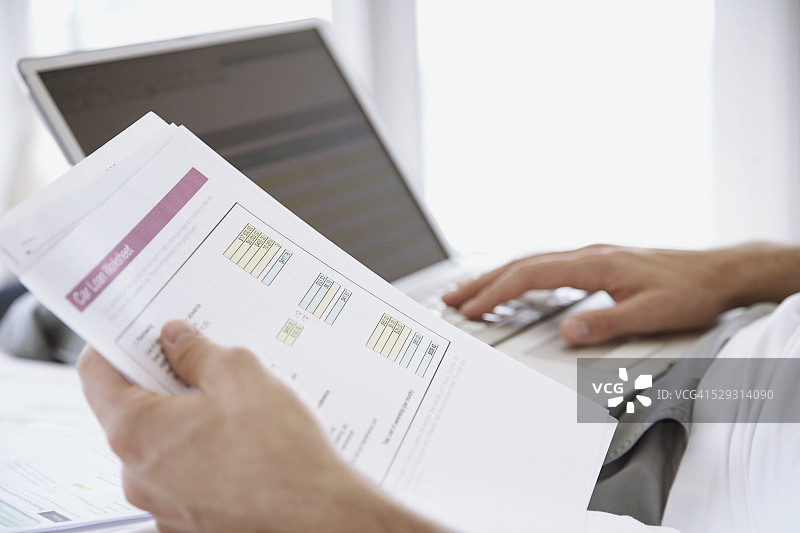 男人在处理汽车贷款申请图片素材