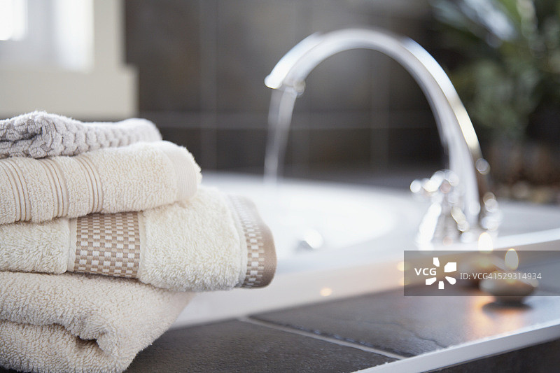 浴缸旁的浴巾图片素材