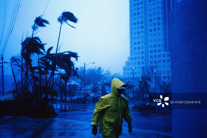 在安德鲁飓风中行走的人图片素材