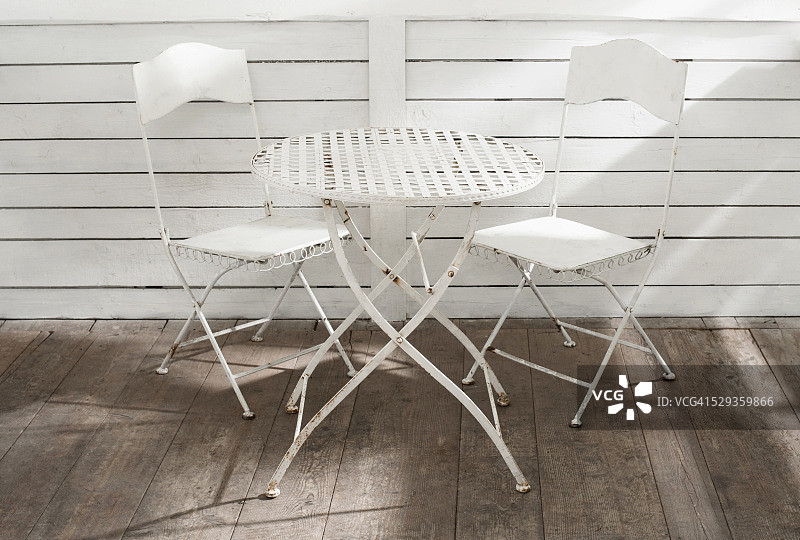 巴伐利亚玻璃房内的铁桌椅图片素材