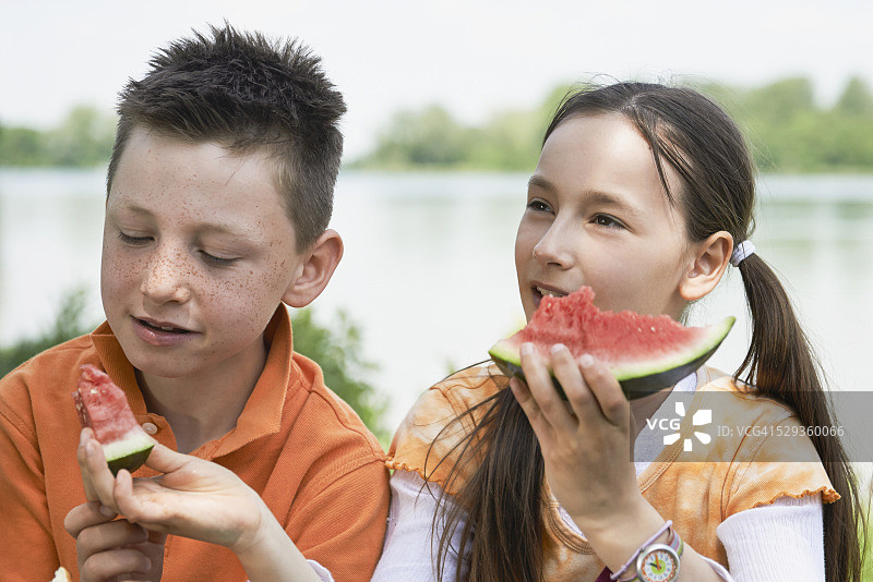 在野餐时享用西瓜的儿童，慕尼黑，巴伐利亚，德国图片素材