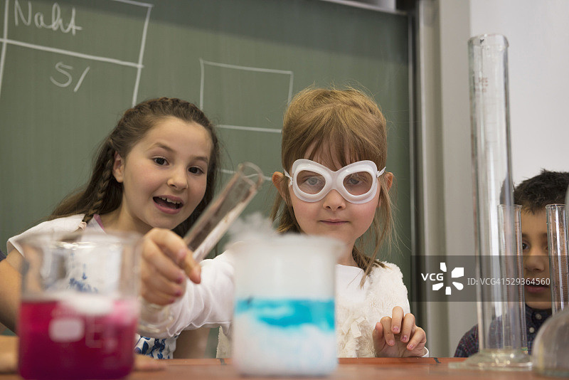 化学课上混合液体的学生，德国巴伐利亚州菲尔斯滕费尔德布鲁克图片素材
