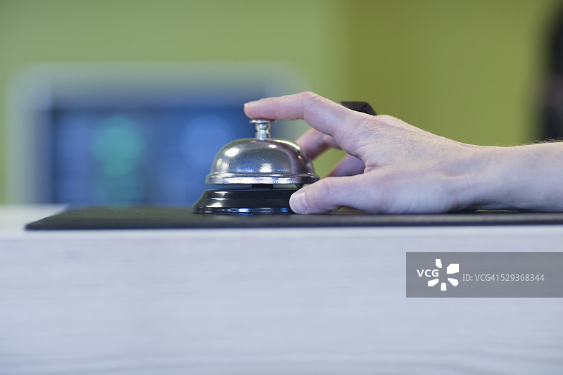 在德国弗莱堡，女性摇铃呼叫服务图片素材