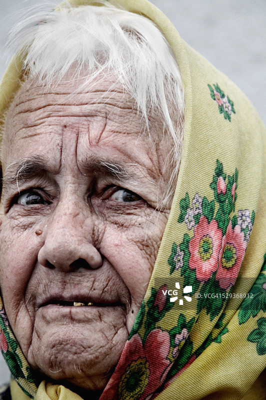 面带忧伤的女子肖像图片素材