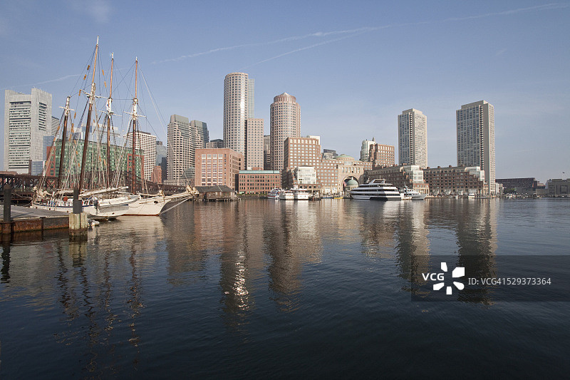 停靠在港口的船只，背景为金融区，美国马萨诸塞州波士顿罗伊斯码头图片素材