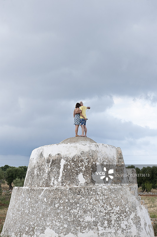 游客在城市附近的一口古井旁图片素材