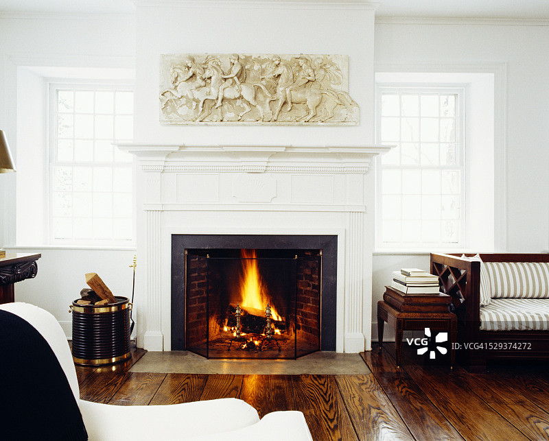 壁炉中点燃的火焰正面图图片素材