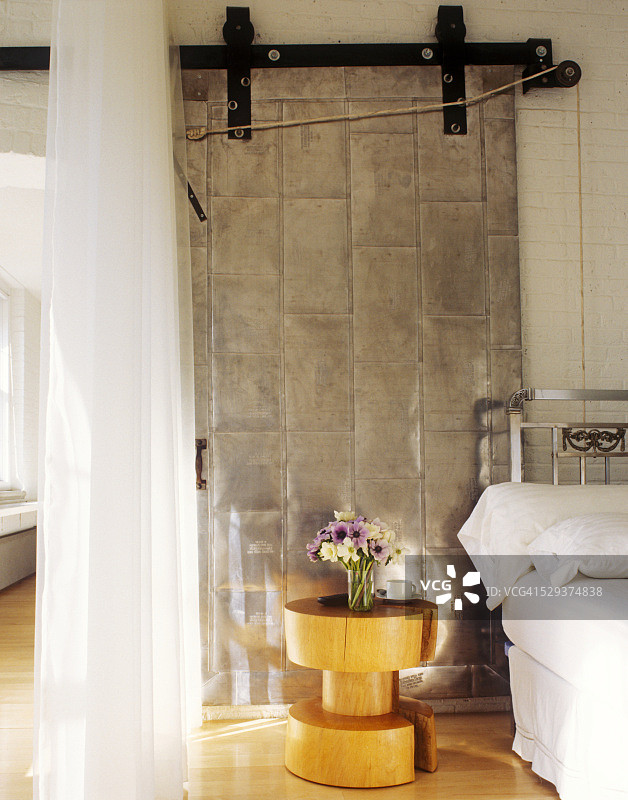 阁楼公寓中的原味防火门图片素材