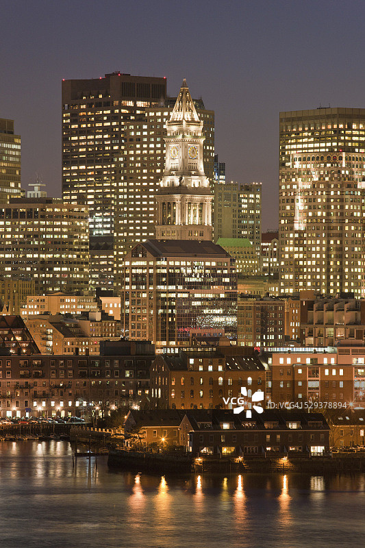 夜间灯火通明的建筑图片素材