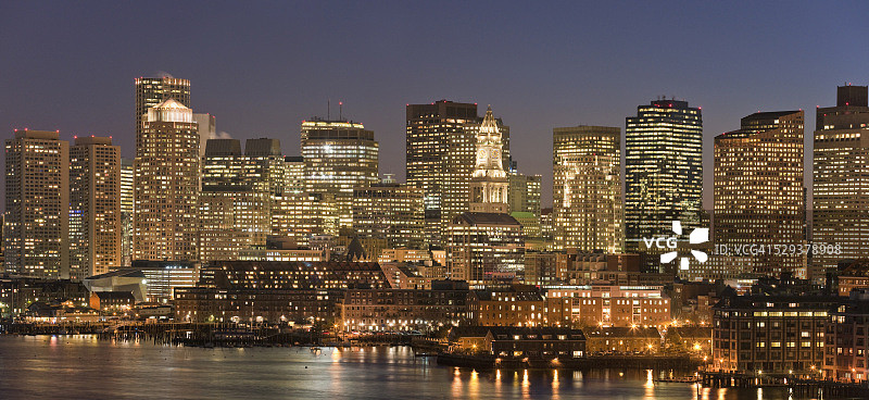 波士顿港海滨和商业码头夜景图片素材