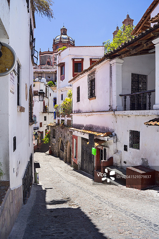 墨西哥阿拉尔孔的塔克斯科的狭窄街道图片素材