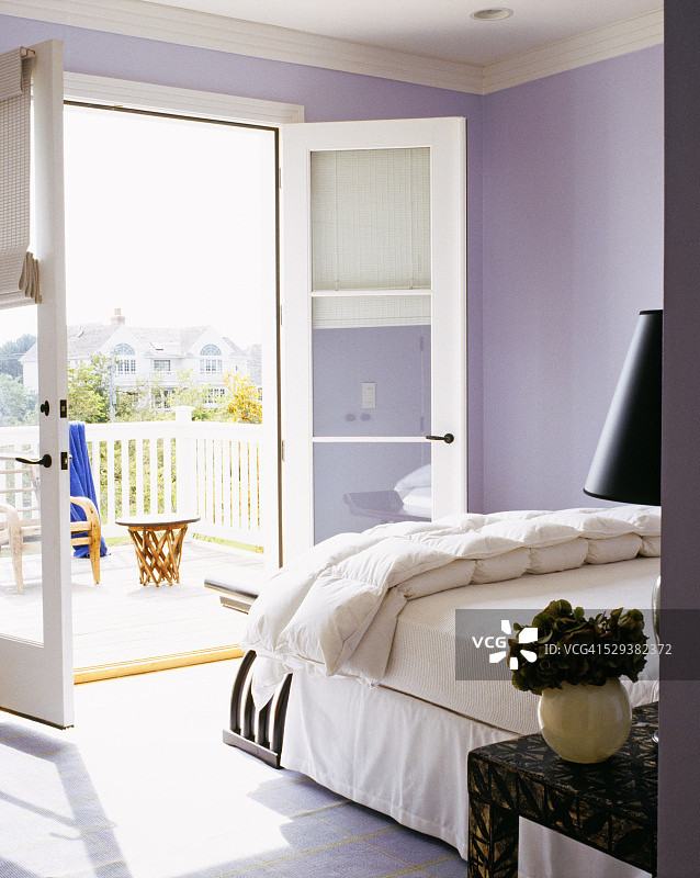 薰衣草色调客房内通往露台的法式门图片素材