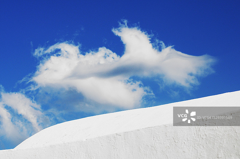 教堂屋顶上美丽的云彩图片素材