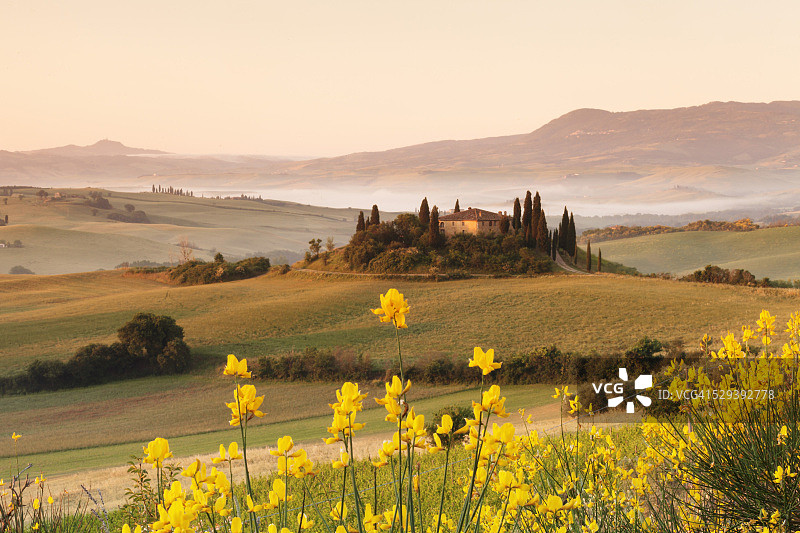 意大利托斯卡纳奥尔恰谷日出农舍图片素材