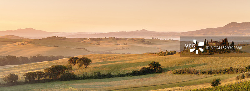 意大利托斯卡纳奥尔恰谷日出农舍图片素材