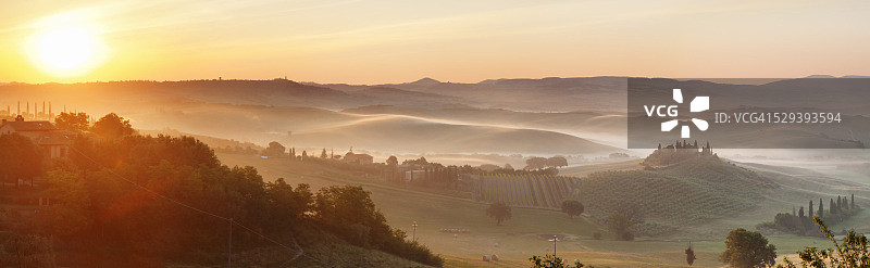 意大利托斯卡纳奥尔恰谷日出农舍图片素材