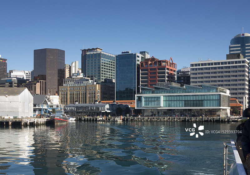 从海港眺望惠灵顿海滨和皇后码头，新西兰图片素材