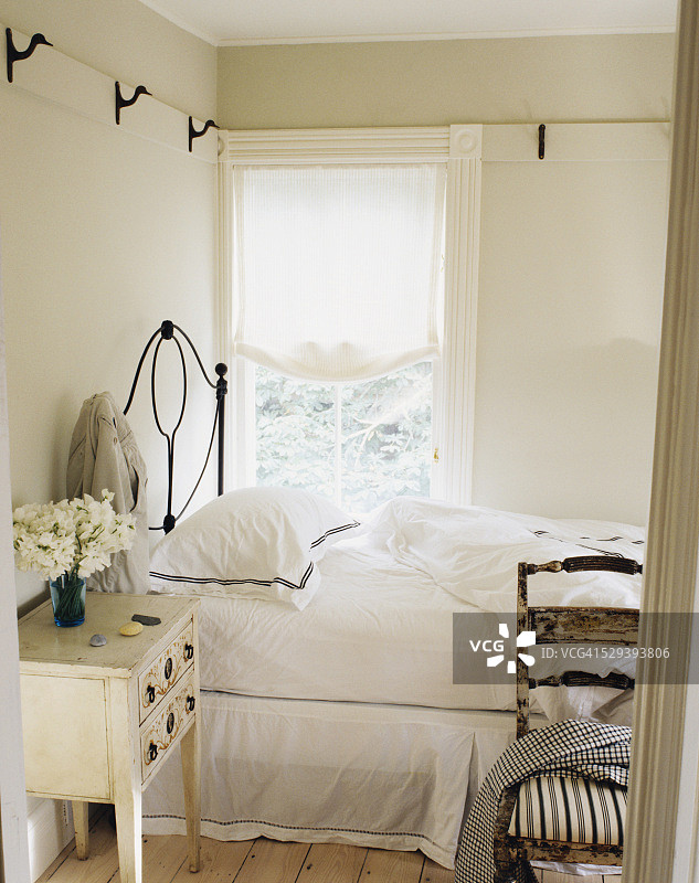 透过门框看传统卧室图片素材