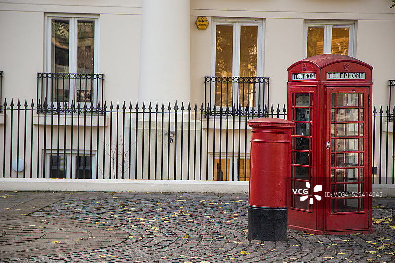 伦敦街头的红色公用电话和邮箱图片素材