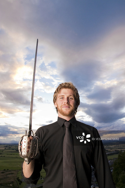 拿着细剑的年轻男人图片素材