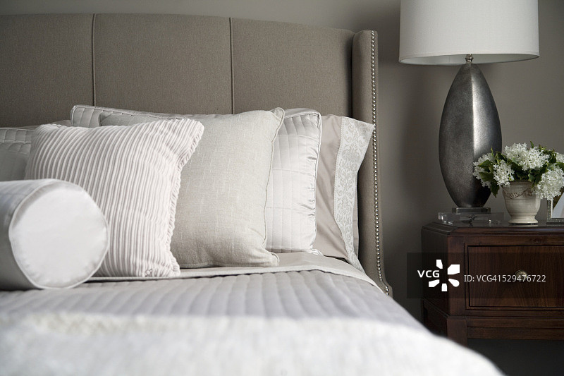 床上整齐排列的枕头图片素材