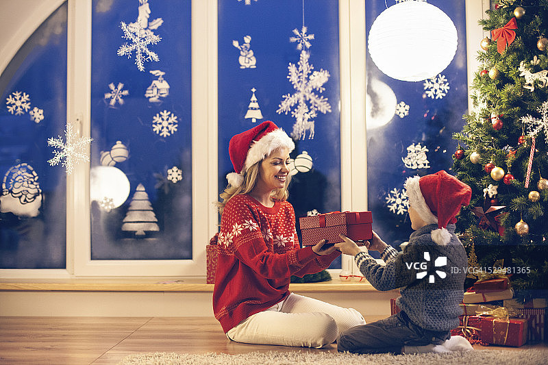 母子拿着圣诞礼物图片素材