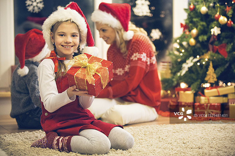 小女孩拿着圣诞礼物图片素材