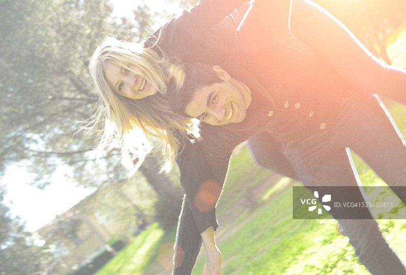 年轻情侣在公园里玩耍图片素材