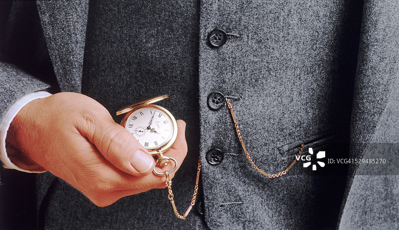 男人正在查看他的怀表图片素材