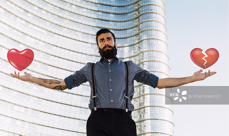 手持心形图案的时尚潮人图片素材