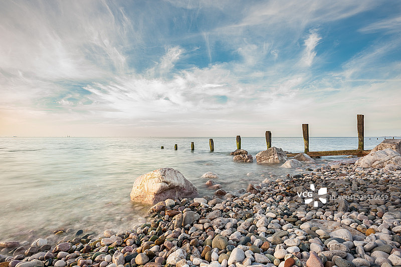 海滩上的丁坝图片素材